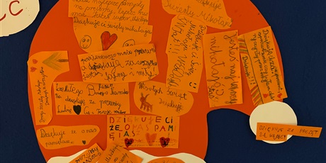 Powiększ grafikę: Czapka dla Mikołaja przygotowana przez dzieci.