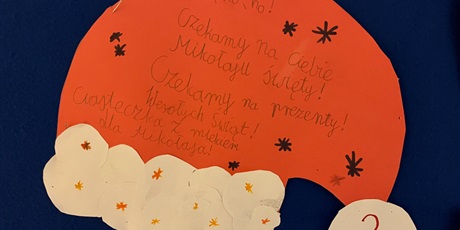 Powiększ grafikę: Czapka dla Mikołaja przygotowana przez dzieci.