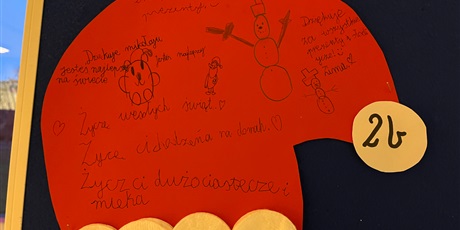 Powiększ grafikę: Czapka dla Mikołaja przygotowana przez dzieci.