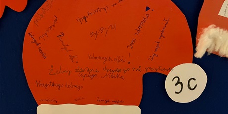 Powiększ grafikę: Czapka dla Mikołaja przygotowana przez dzieci.