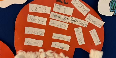 Powiększ grafikę: Czapka dla Mikołaja przygotowana przez dzieci.