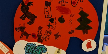 Powiększ grafikę: Czapka dla Mikołaja przygotowana przez dzieci.