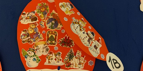 Powiększ grafikę: Czapka dla Mikołaja przygotowana przez dzieci.