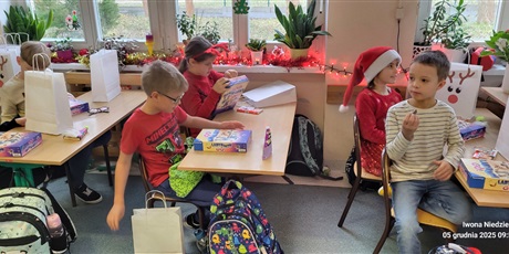 Powiększ grafikę: Uczniowie klasy 2a rozpakowują prezenty