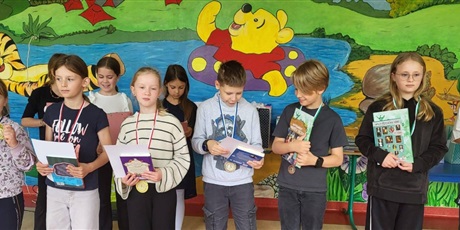 Powiększ grafikę: Pamiątkowe zdjęcie laureatów po odebraniu dyplomów i nagród.