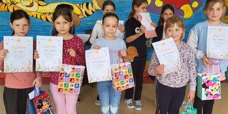 Powiększ grafikę: Pamiątkowe zdjęcie laureatów po odebraniu dyplomów i nagród.