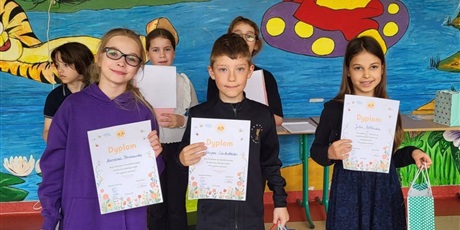 Powiększ grafikę: Pamiątkowe zdjęcie laureatów po odebraniu dyplomów i nagród.