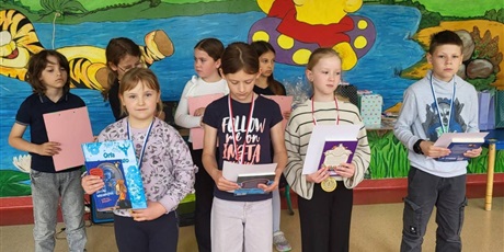Powiększ grafikę: Pamiątkowe zdjęcie laureatów po odebraniu dyplomów i nagród.