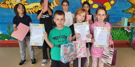 Powiększ grafikę: Pamiątkowe zdjęcie laureatów po odebraniu dyplomów i nagród.