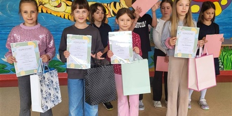 Powiększ grafikę: Pamiątkowe zdjęcie laureatów po odebraniu dyplomów i nagród.