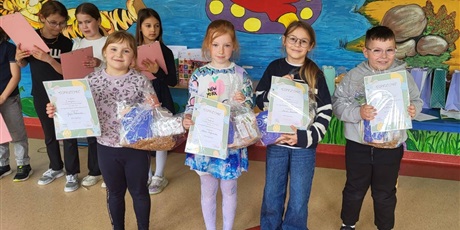 Powiększ grafikę: Pamiątkowe zdjęcie laureatów po odebraniu dyplomów i nagród.