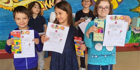 Powiększ grafikę: Pamiątkowe zdjęcie laureatów po odebraniu dyplomów i nagród.