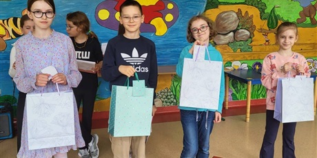 Powiększ grafikę: Pamiątkowe zdjęcie laureatów po odebraniu dyplomów i nagród.