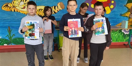 Powiększ grafikę: Pamiątkowe zdjęcie laureatów po odebraniu dyplomów i nagród.