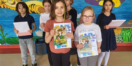 Powiększ grafikę: Pamiątkowe zdjęcie laureatów po odebraniu dyplomów i nagród.