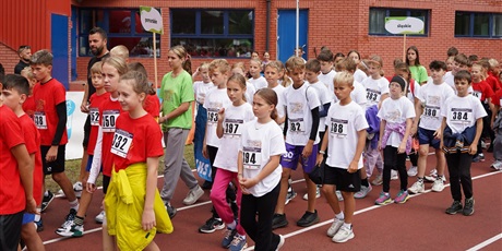 Powiększ grafikę: zawodnicy podczas oficjalnej ceremonii rozpoczęcia zawodów