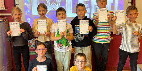 Powiększ grafikę: Wszystkie dzieci prezentują otrzymane dyplomy