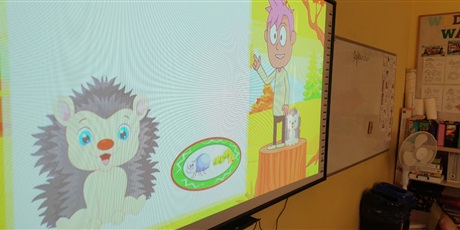 Powiększ grafikę: Dzieci oglądają film edukacyjny o jeżu