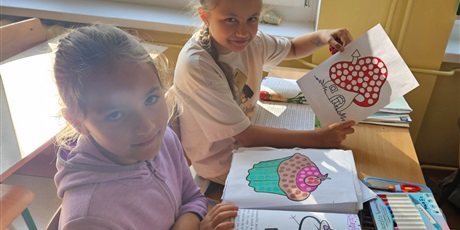 Powiększ grafikę: Dzieci z klasy 2c kolorują kolorowanki.