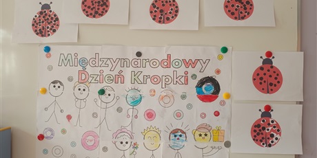 Powiększ grafikę: Na tablicy wiszą prace wykonane przez grupę przedszkolną. 