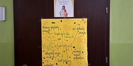 Powiększ grafikę: Plakat dot. tolerancji na drzwiach sali nr 4.