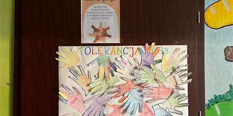 Powiększ grafikę: Plakat dot. tolerancji na drzwiach sali nr 5..