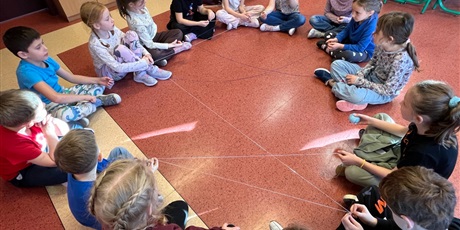 Powiększ grafikę: Dzieci z kl.1b podczas zajęć o tolerancji.