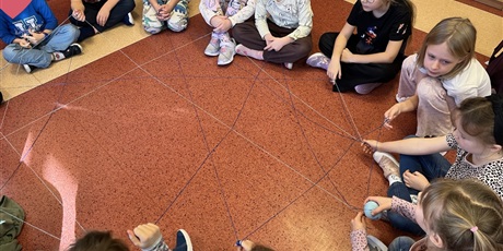 Powiększ grafikę: Dzieci z kl.1b podczas zajęć o tolerancji.