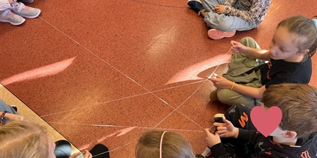 Powiększ grafikę: Dzieci z kl.1b podczas zajęć o tolerancji.