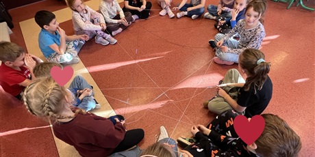 Powiększ grafikę: Dzieci z kl.1b podczas zajęć o tolerancji.