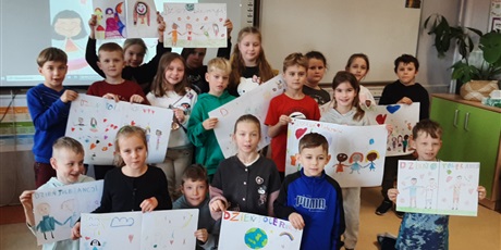 Powiększ grafikę: Dzieci z kl.2b podczas zajęć o tolerancji.
