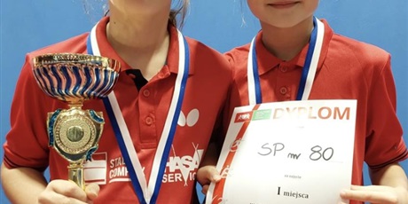 Powiększ grafikę: Zawodniczki stoją z medalami, pucharem i dyplomem.