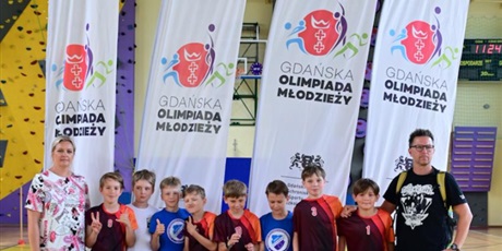 Powiększ grafikę: dzieci stoją z medalami na szyi sztafety sprawnościowe