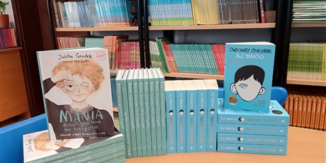 Powiększ grafikę: Na stole prezentacja książek zakupionych do biblioteki.