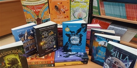 Powiększ grafikę: Na stole prezentacja książek zakupionych do biblioteki.