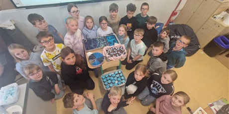 Powiększ grafikę: Niebieskie słodkości w klasie 3b