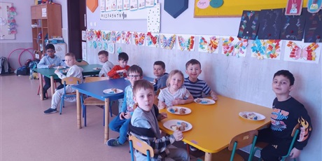 Powiększ grafikę: Dzieci z zerówki zajadają niebieskie słodkości
