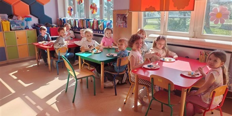 Powiększ grafikę: Dzieci z zerówki zajadają niebieskie słodkości