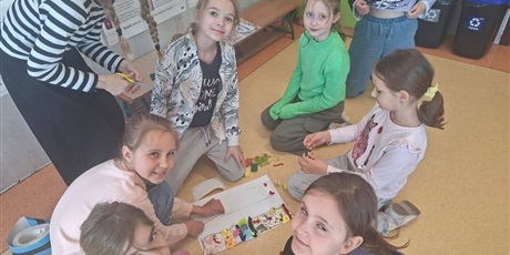 Powiększ grafikę: Dzieci wykonują kocyk spokoju.