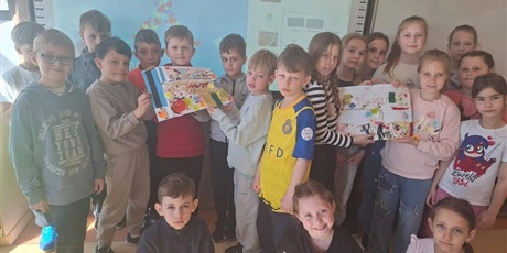 Powiększ grafikę: Dzieci prezentują kocyk spokoju.