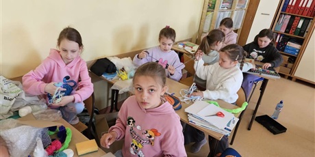 Powiększ grafikę: Dzieci wykonują kocyk spokoju.