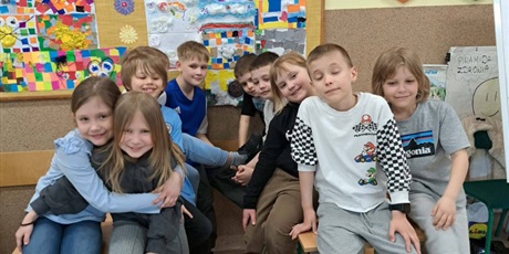 Powiększ grafikę: Dzieci z klasy 1c prezentują kocyk spokoju.