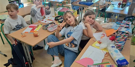 Powiększ grafikę: Dzieci wykonują kocyk spokoju