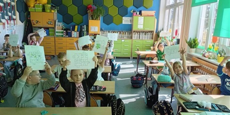 Powiększ grafikę: Dzieci prezentują wykonane puzzle.