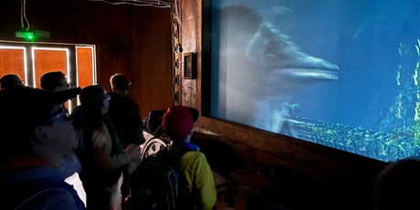 Powiększ grafikę: Dzieci oglądają oceanarium prehistoryczne w 3D