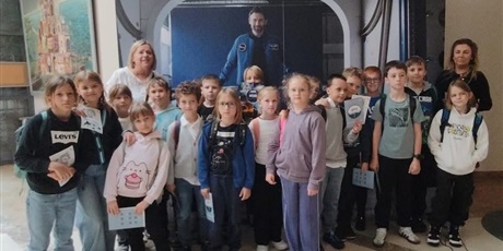 Powiększ grafikę: Klasa 3c pozuje do zdjęcia na tle plakatu ze spotkania.