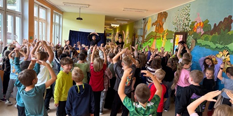 Powiększ grafikę: Wspólne tańce podczas spotkania z grupą Art2You.