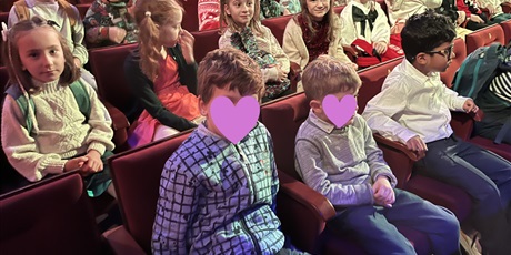 Powiększ grafikę: Uczniowie zasiedli na widowni.