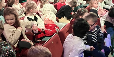 Powiększ grafikę: Uczniowie zasiedli na widowni