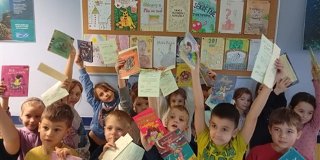 Powiększ grafikę: Uczniowie kl.1a wypożyczyli pierwsze książki.